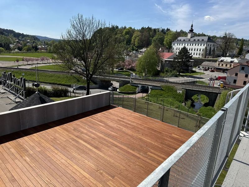 Střešní terasa z merbau s výhledem na zámek, Letohrad